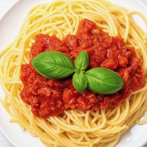 Nudeln mit Tomatensoße 